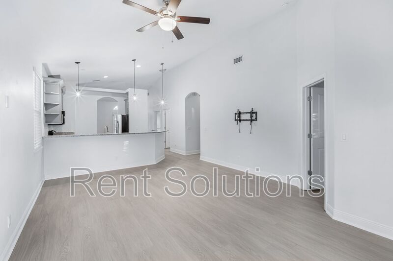 Great 3BR/2BA Tampa home with 2 car garage and fenced yard near Lowry Park Zoo property image