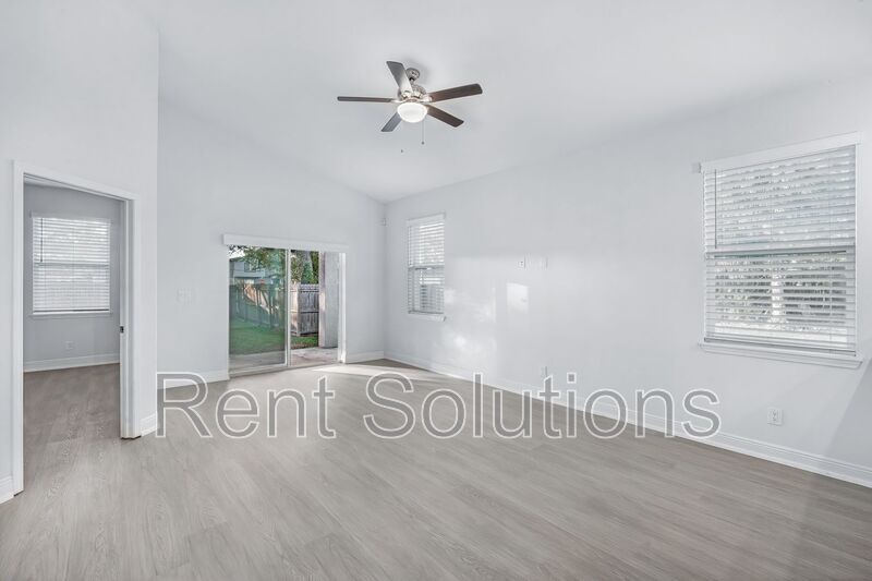 Great 3BR/2BA Tampa home with 2 car garage and fenced yard near Lowry Park Zoo property image