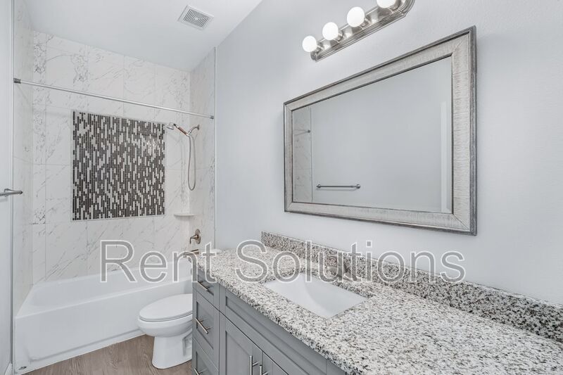 Great 3BR/2BA Tampa home with 2 car garage and fenced yard near Lowry Park Zoo property image