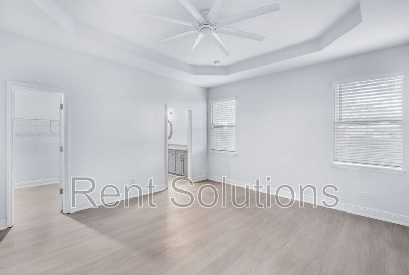 Great 3BR/2BA Tampa home with 2 car garage and fenced yard near Lowry Park Zoo property image