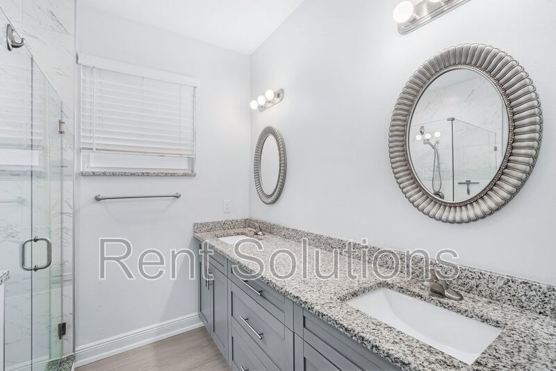 Great 3BR/2BA Tampa home with 2 car garage and fenced yard near Lowry Park Zoo property image