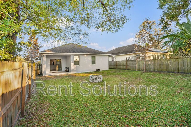 Great 3BR/2BA Tampa home with 2 car garage and fenced yard near Lowry Park Zoo property image