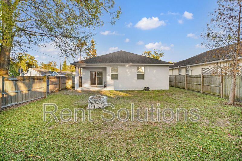 Great 3BR/2BA Tampa home with 2 car garage and fenced yard near Lowry Park Zoo property image