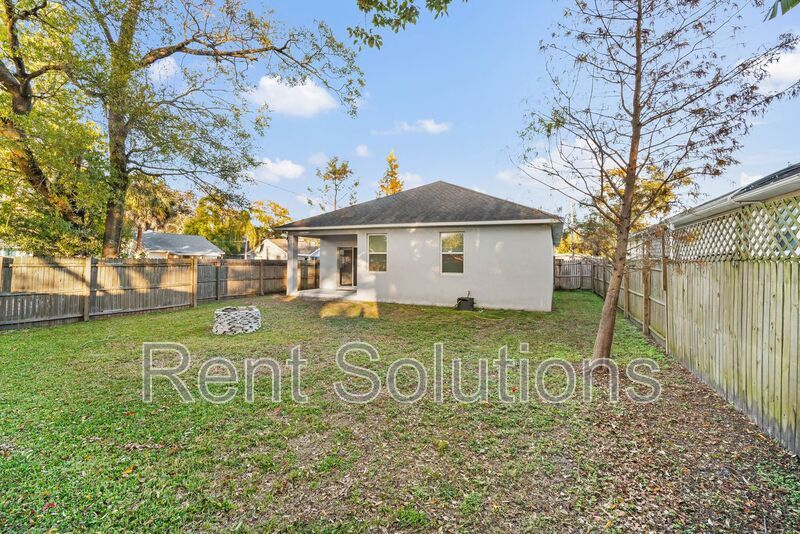 Great 3BR/2BA Tampa home with 2 car garage and fenced yard near Lowry Park Zoo property image
