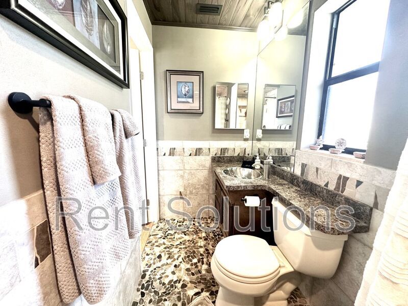 Gorgeous 3br/2ba home in Largo, FURNISHED/ANNUAL! property image