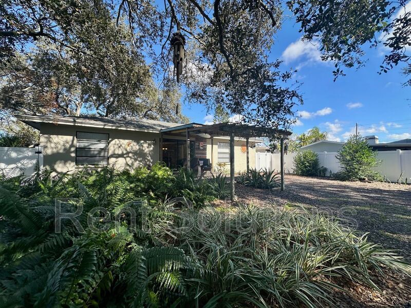 Gorgeous 3br/2ba home in Largo, FURNISHED/ANNUAL! property image