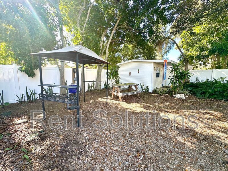 Gorgeous 3br/2ba home in Largo, FURNISHED/ANNUAL! property image