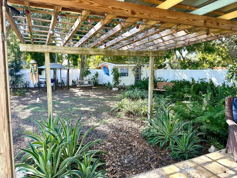 Gorgeous 3br/2ba home in Largo, FURNISHED/ANNUAL! property image